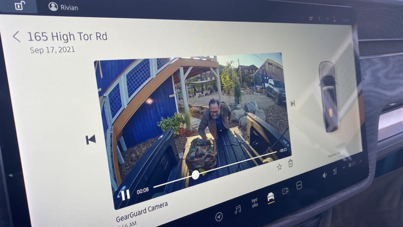 Багажник спереду і &quot;дірка&quot; в борту: 9 крутих фішок електричного пікапа Rivian R1T